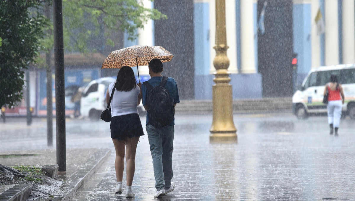 CON PARAGUAS. Las lluvias cesarán hacia el mediodía pero regresarían durante la tarde.