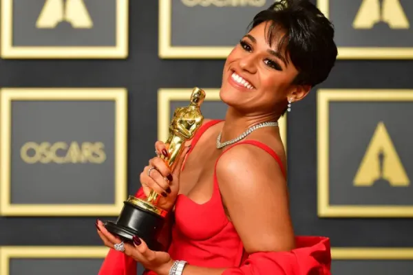 Quién es Ariana DeBose: la ganadora del Oscar que interpretaría a Eva Perón en Broadway