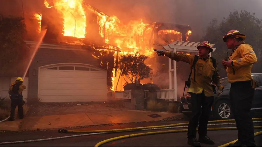 Un voraz incendio azota al sur de California y se quemaron miles de casas