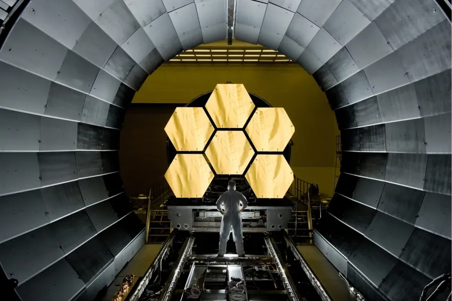 EL TELESCOPIO ESPACIAL. desde una gran foto angular, donde demuestra su tamaño./NATIONALGEOGRAPHIC