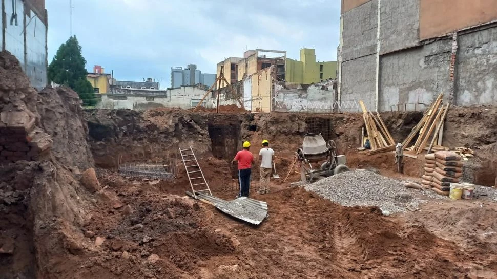 PARALIZADO. El pozo que se cavó para levantar los cimientos de lo que sería una torre de siete pisos ocupa todo el patio de 24 de Septiembre al 800.