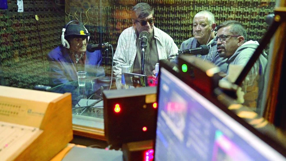 MESA DE NOTABLES. Jesús, Marcelo, Juan “Cacho Garay” y José “Pilo” durante el programa. la gaceta / fotos de alvaro medina