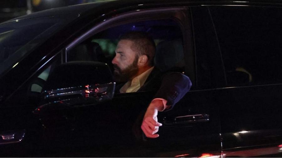 La desoladora imagen de Ben Affleck abandonando su casa en llamas