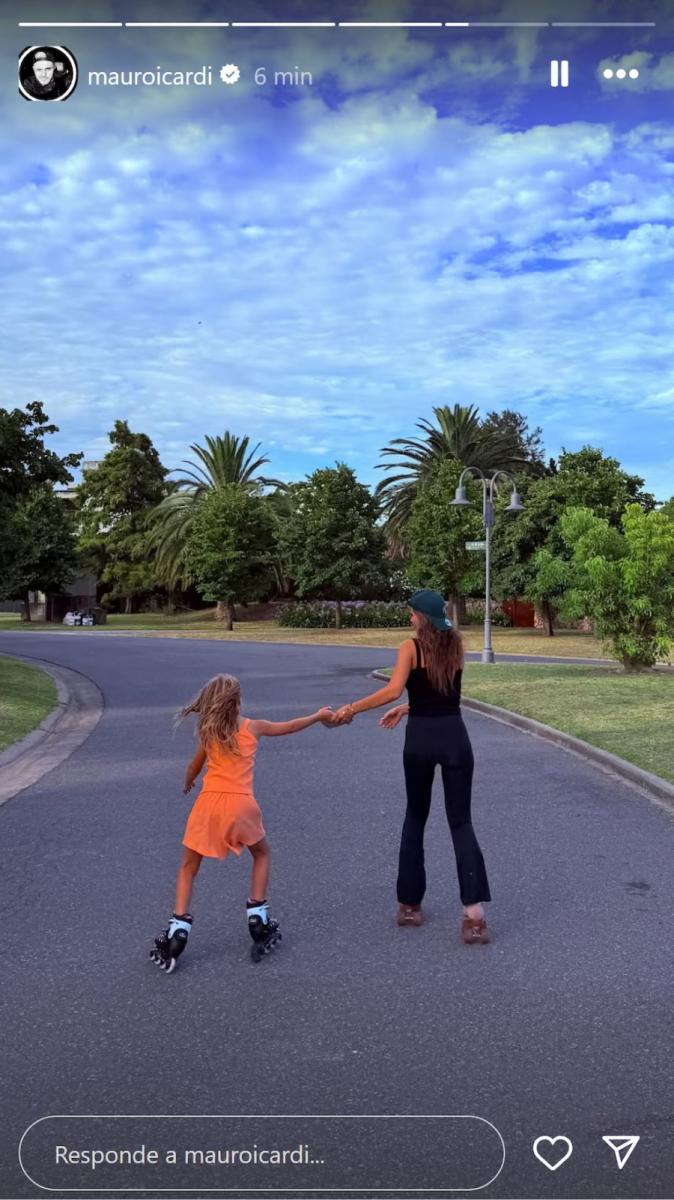 Eugenia y la hija menor de Wanda patinando por el barrio 