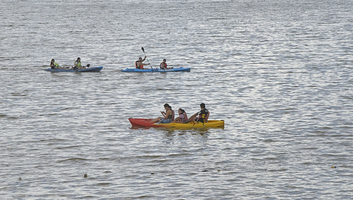 AL AGUA. El dique El Cadillal es uno de los refugios preferidos de miles de tucumanos durante los días más calurosos del verano.