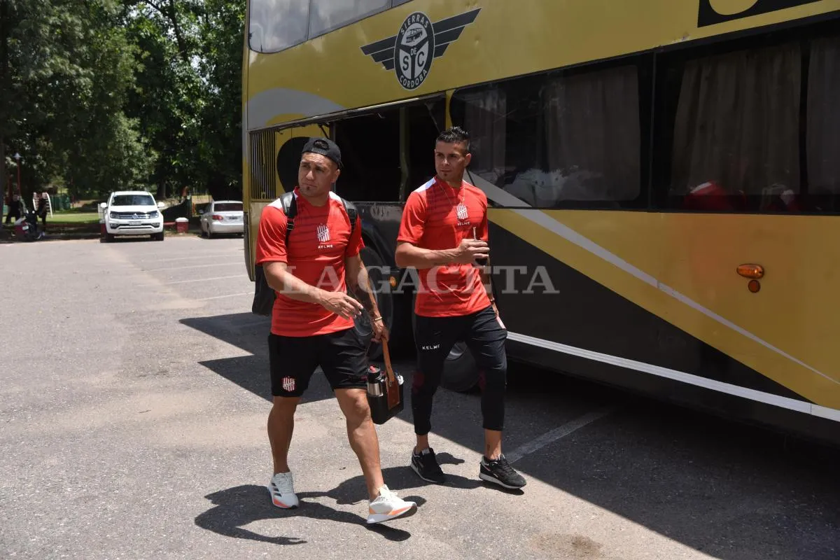 RUMBO A CÓRDOBA. Gonzalo Rodríguez y Nicolás Carrizo se dirigen al ómnibus.