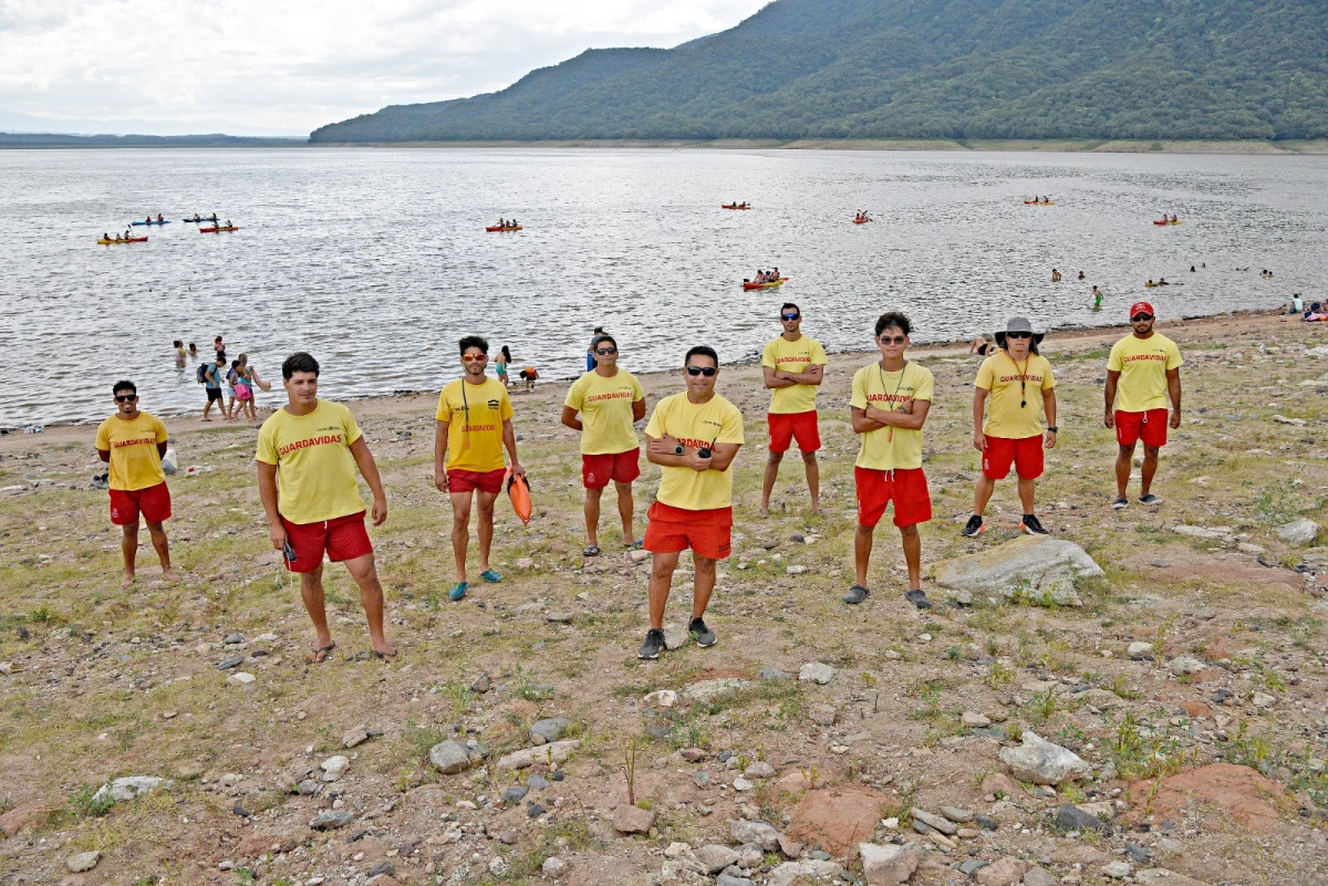 HAY EQUIPO. El grupo de guardavidas, con Esteban en el centro.