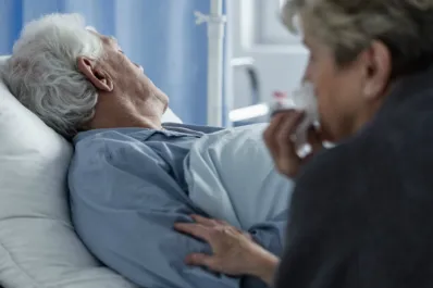 Qué síntomas aparecen en el cuerpo de una persona cuando está por morir, según expertos