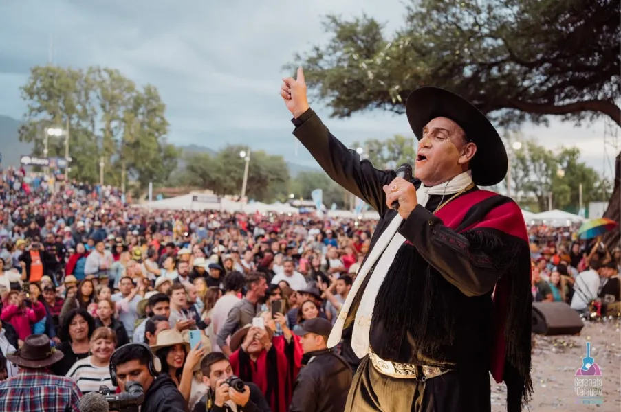 Decenas de artistas subirán al escenario de la Serenata a Cafayate.