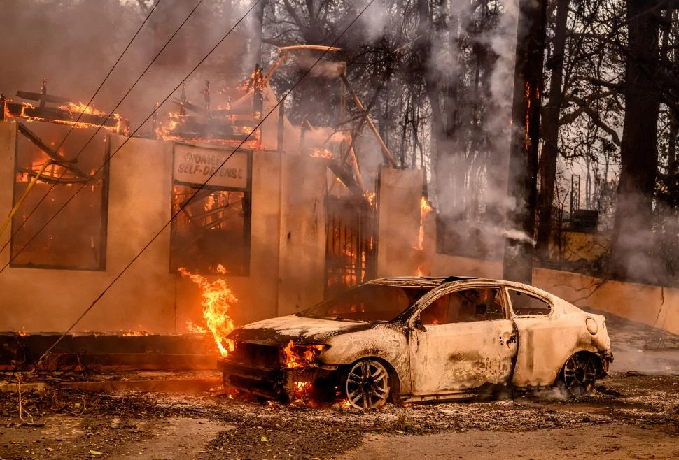 DEVASTADOR. El fuego en California no cesa y tuvo graves consecuencias.