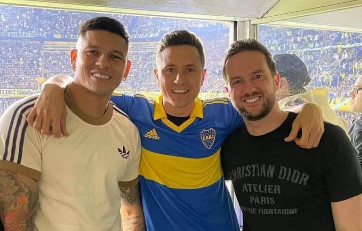 AMISTAD. Marcos Rojo y Ander Herrera durante una visita del español a la Bombonera