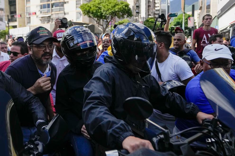 Así llegaba María Corina Machado a la marcha luego de haber pasado 133 días oculta por la persecución en su contra.