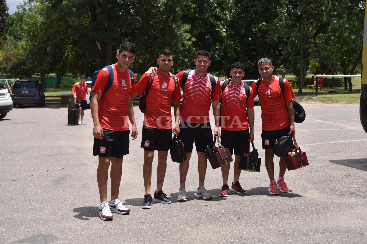 TODOS JUNTOS. Guillermo Rodríguez, Mauro Verón, Nicolás Moreno, Ulises Vera y Alan Cisnero posan ante la cámara.