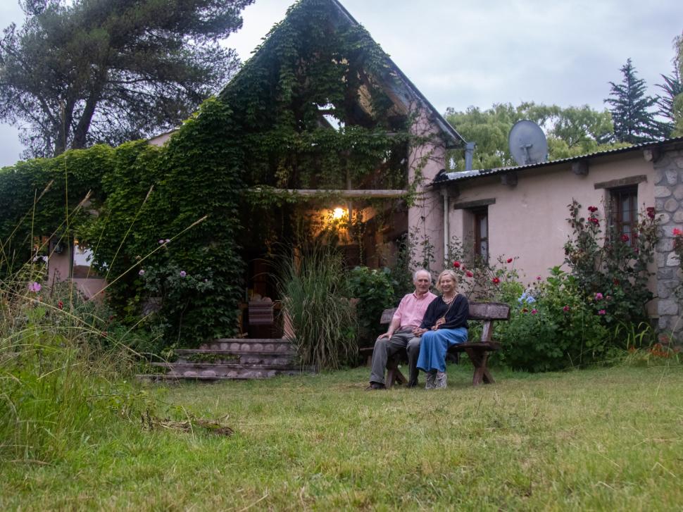 MUY ENAMORADOS. Juan y Fabienne posan en un banco de su casa, que funciona como un pequeño hotel.