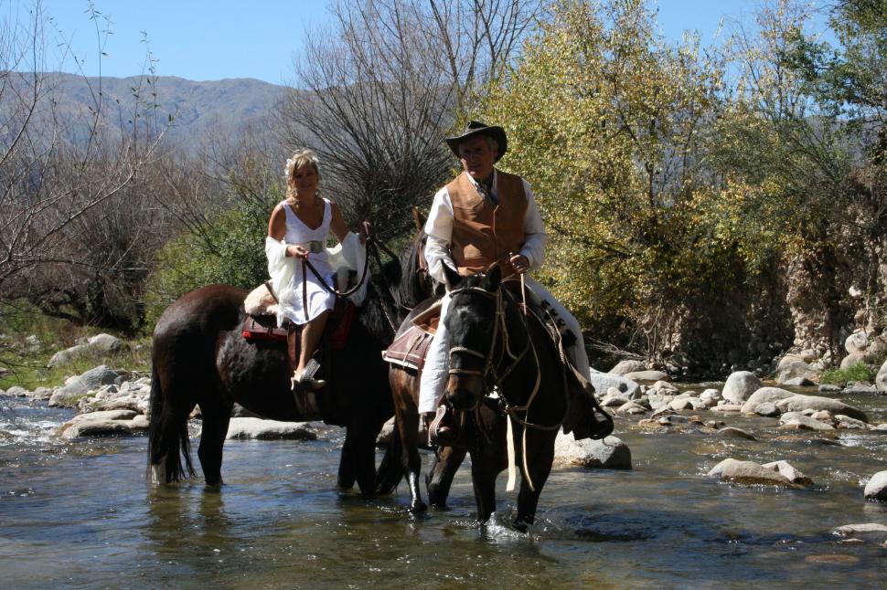 RECIÉN CASADOS. Fabienne y Juan pasean por el río luego de dar el sí.