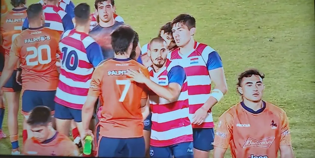 FINAL. Los jugadores de La Naranja se saludan con los paraguayos. Ambos terminaban su participación en el torneo. FOTO CAPTURA DE PANTALLA