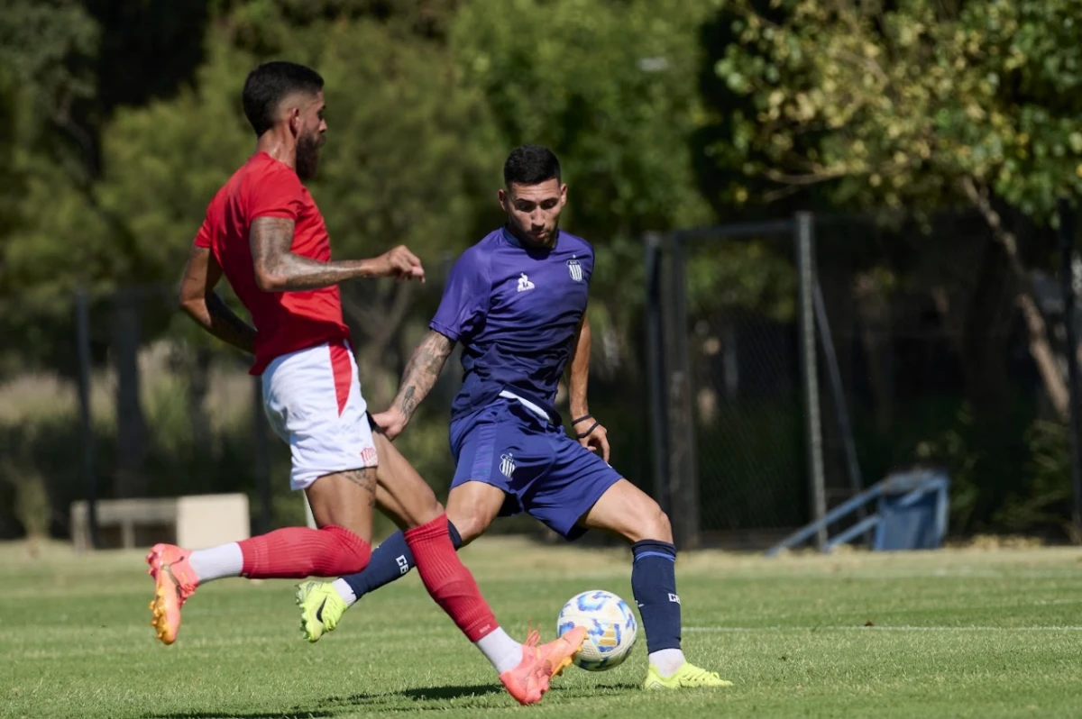 GRAN RENDIMIENTO. Nahuel Bustos, que recibe la marca de Juan Orellana, le marcó un doblete a San Martín de Tucumán.