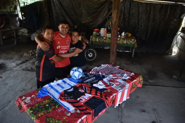 Hizo inferiores en Atlético Tucumán, trabaja como cosechero de papa y fue campeón de la Liga Tucumana con Jorge Newbery