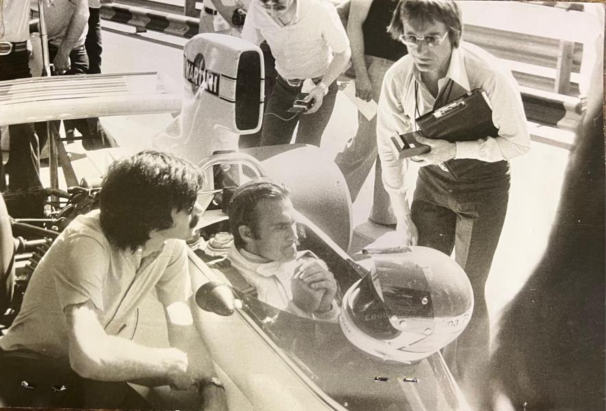 TODO PREPARADO. Carlos Reutemann en su monoplaza, junto a Gordon Murray, diseñador del histórico Brabham BT-44