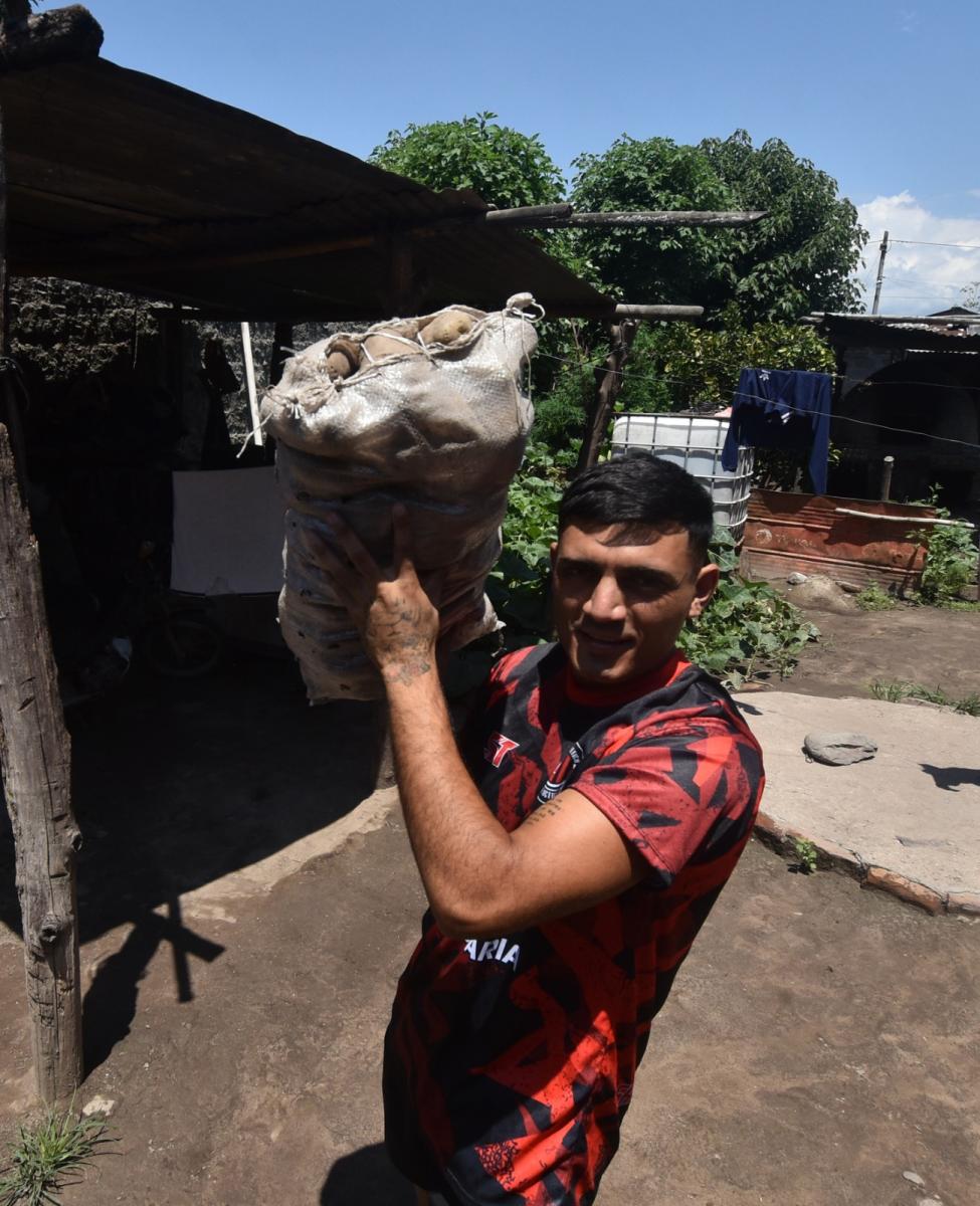 TRABAJO. Entre septiembre y diciembre, Díaz se dedica a la cosecha de papas en Los Sarmientos, una localidad de Río Chico.