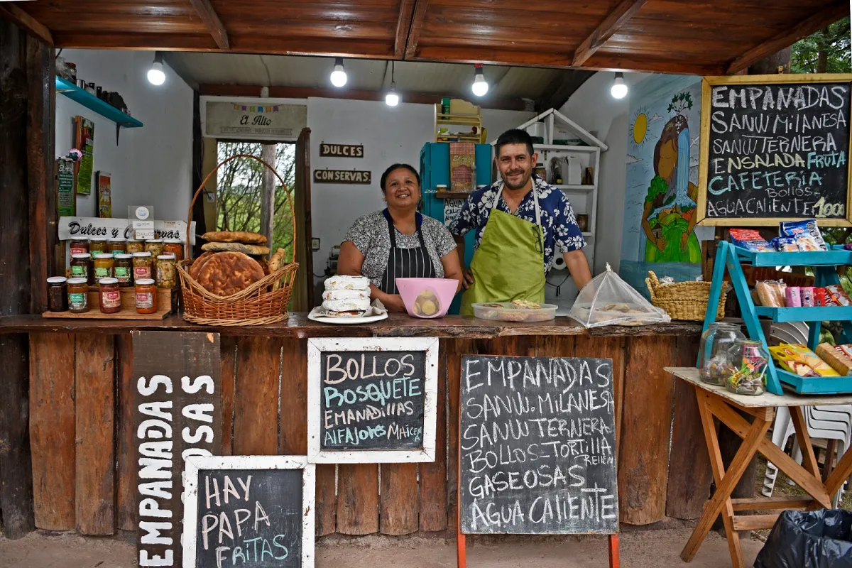 EMPRENDIMIENTO. María junto a su esposo son dueños de “El alto”, el puesto donde venden dulces y conservas, entre otras cosas que producen.