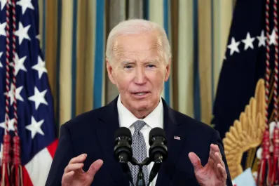 Joe Biden calificó de vergonzosa la decisión de Facebook de eliminar la verificación de datos
