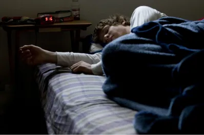 ¿Cuál es la posición para dormir que ayuda a prevenir el deterioro cognitivo?