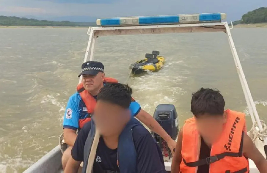 Dos adolescentes fueron rescatados tras naufragar en su kayak en El Cadillal