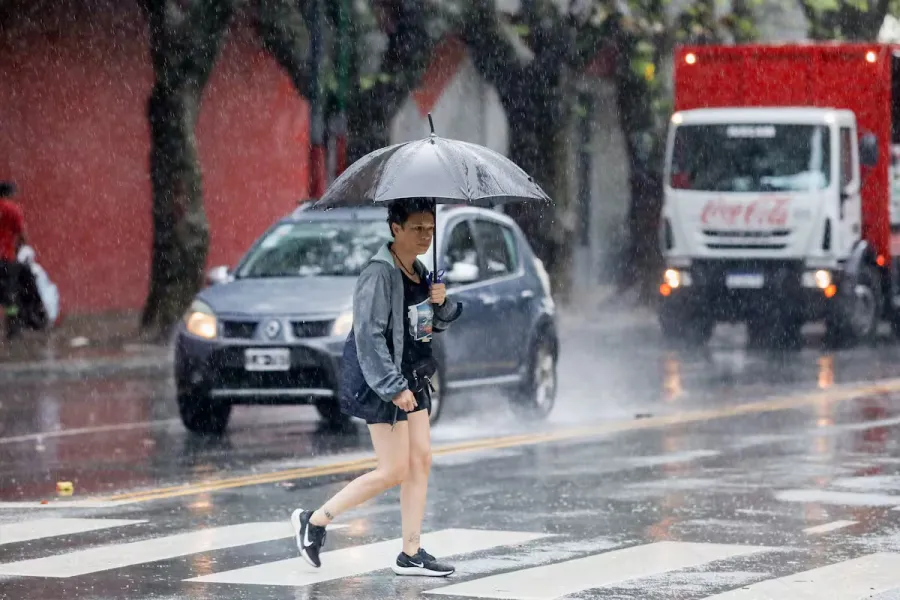 Rige una alerta por tormentas y fuertes vientos en algunas zonas del país