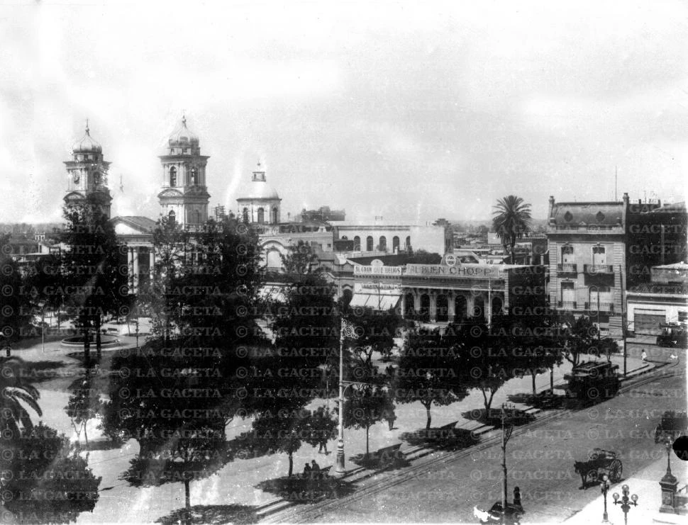 Recuerdos fotográficos: la plaza de las emociones, según pasan los años