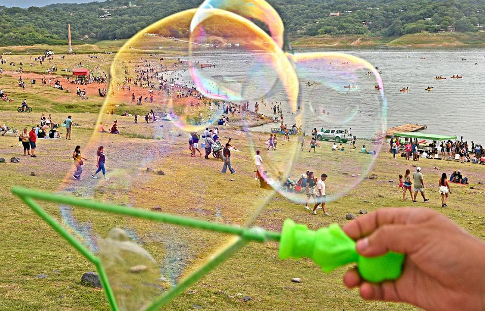 MULTICOLOR. Detrás de las burbujas, los turistas. 