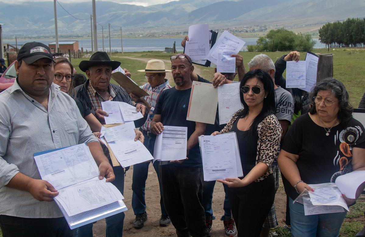 LAS PRUEBAS. Los compradores con la documentación que le entregaron.