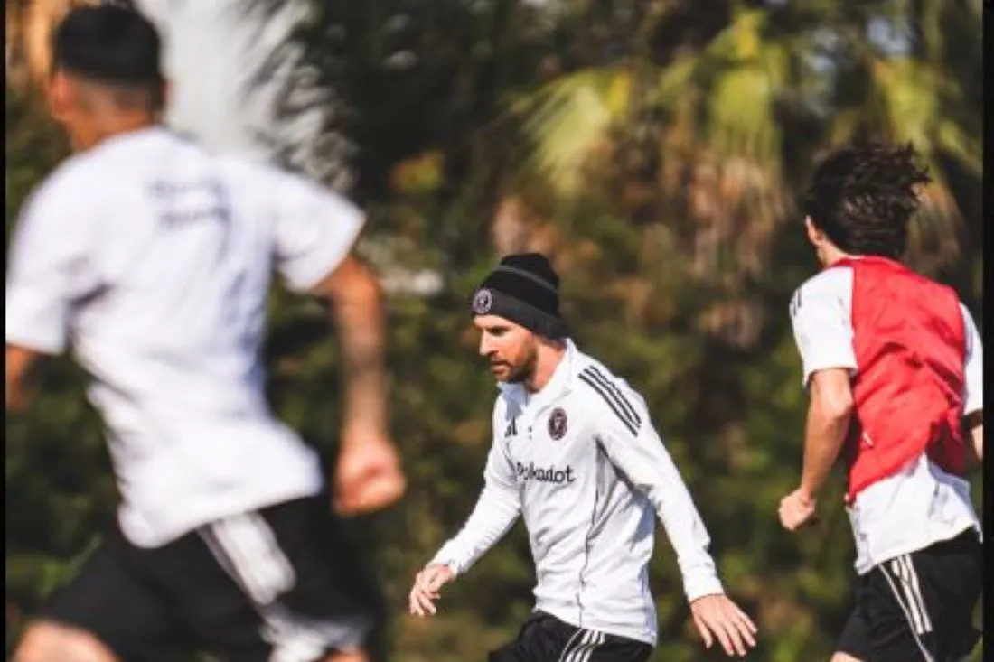 PROTEGIDO. En Miami la temperatura estuvo lo suficientemente baja como para que Messi se pusiera un gorro de lana. FOTO DE INTER MIAMI CF