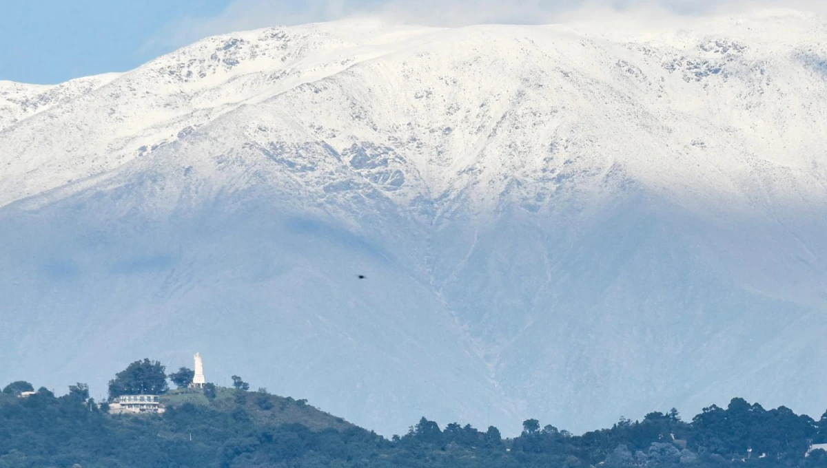 Los cerros amanecieron blancos en medio de una ola de calor en Tucumán