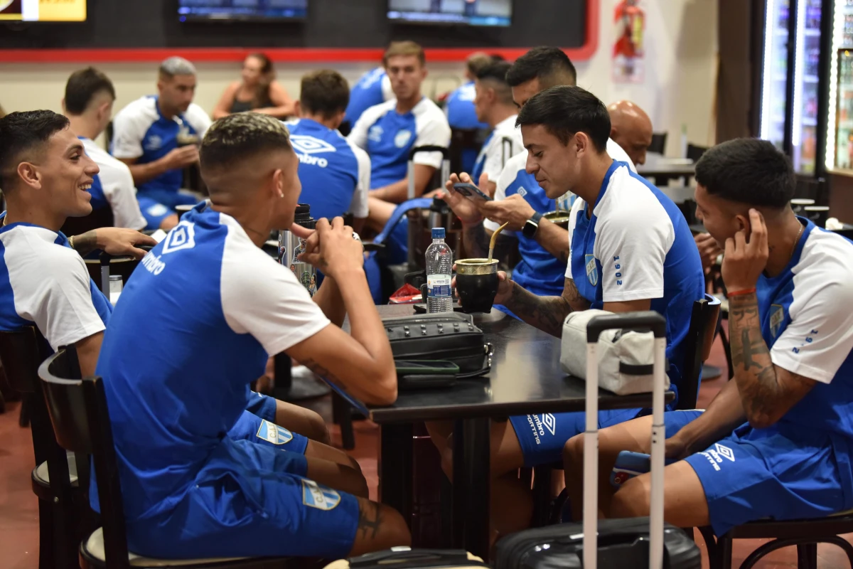 ESPERANDO. Ramiro González (derecha) compartió mesa en el aeropuerto junto a Ramiro Ruíz Rodríguez, Mateo Coronel y Lautaro Godoy. Foto: Inés Quinteros Orio - LA GACETA