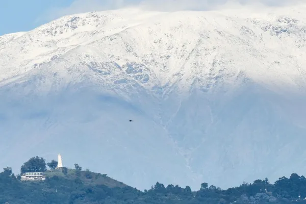 Los cerros amanecieron blancos en medio de una ola de calor en Tucumán