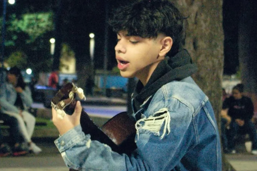 MÚSICA HECHA EN CASA. El joven canta, hace los coros, toca diferentes instrumentos y lo graba desde su casa. / CORTESÍA LUCIANO CEGADA.