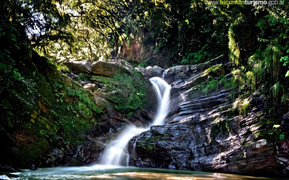 La cascada del Salto de la Corzuela comparte el inicio del camino con la cascada del río Noque.