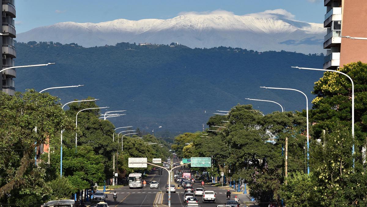 DESDE LA CAPITAL. La cumbre de Mala-Mala, tomada desde la avenida Mate de Luna, y con el Cristo de San Javier como custodio.