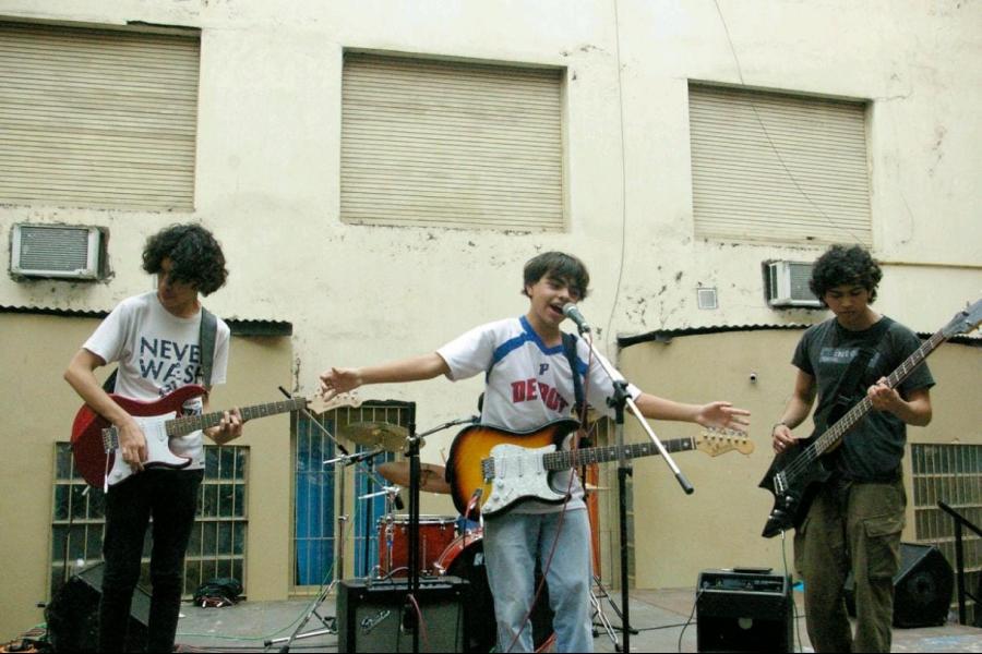 POLAROID ROCK. La banda que creó con sus amigos alcanzó la fama entre los jóvenes de su edad. / CORTESÍA LUCIANO CEGADA.