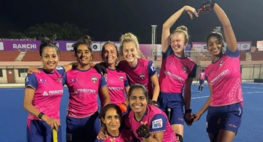 EN INDIA. Victoria Sauze (tercera desde la izquierda) está jugando para Odisha Warriors, en la Hockey League Nations. FOTO DE @odishawarriorswomenshil    