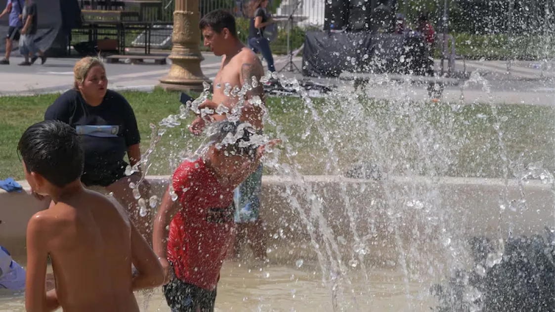 Hoy se espera un poco menos de nubosidad, mientras que la temperatura mínima será de 24 °C y la máxima llegaría hasta los 35 °C.