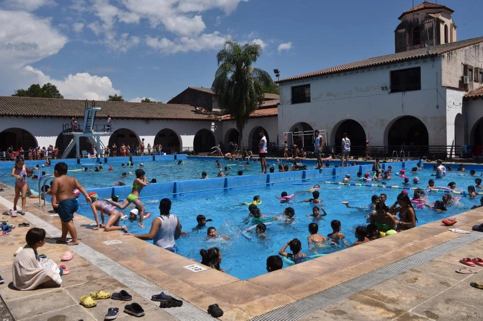 PLAN DE VERANO. Decenas de niños disfrutan de la pileta en la Facultad de Educación Física. la gaceta / foto de Ines Quinteros Orio