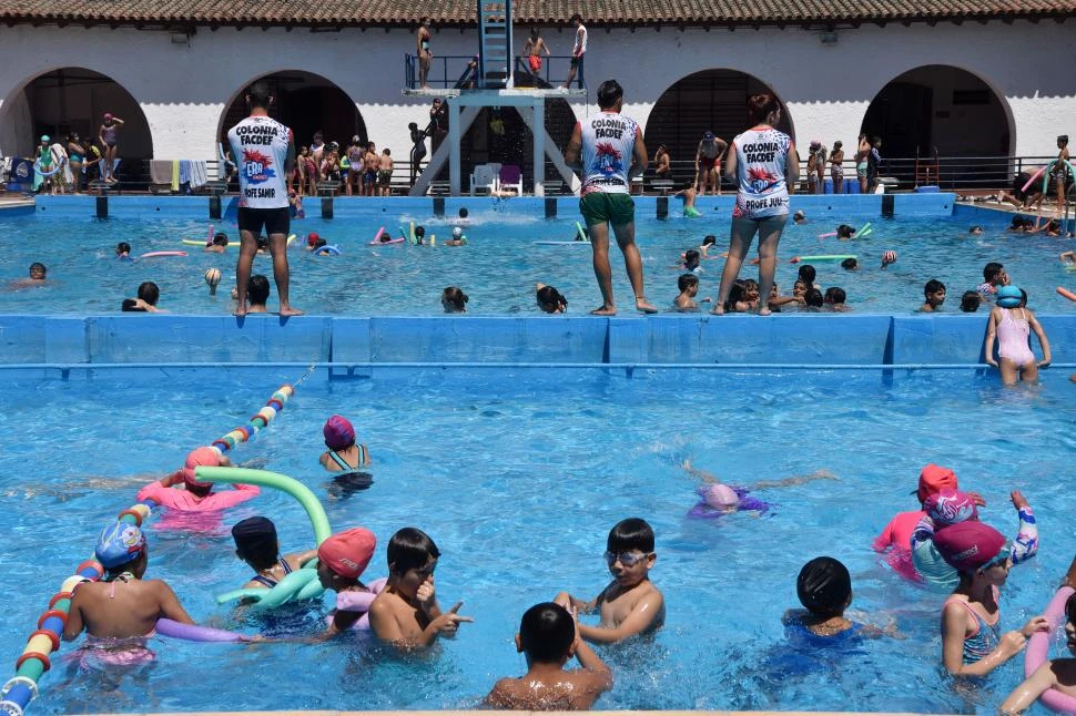 SEGURIDAD. Los “profes” garantizan el cuidado de los niños.