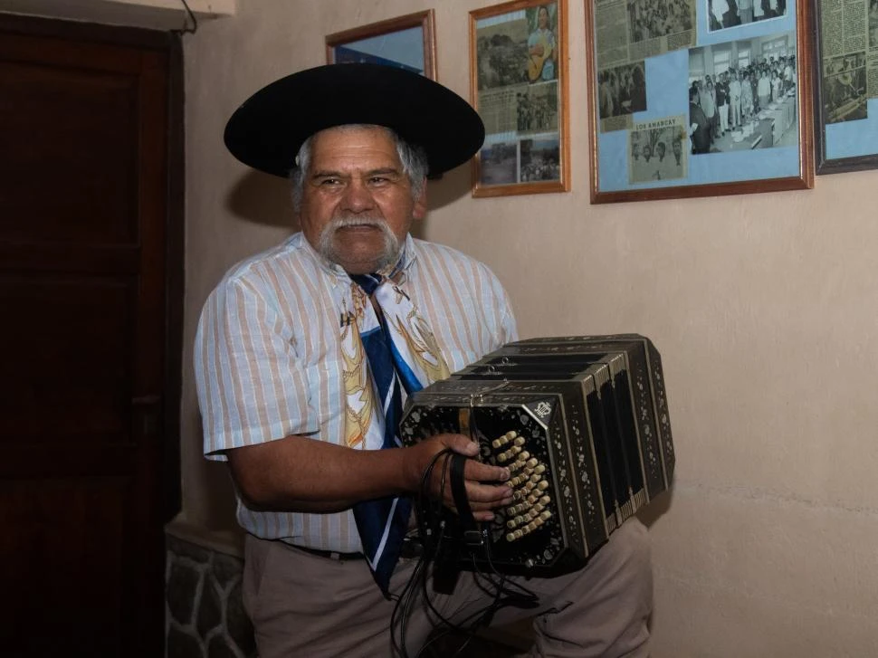 EL LEGADO. Don Bordón posa con las vestimentas de gaucho y el acordeón que era de su padre. En la pared están los cuadros con recortes de diarios. la gaceta / foto de matias vieito