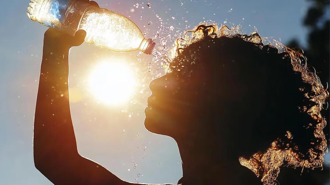 El agotamiento por calor puede manifestarse con cansancio extremo y dolor de cabeza, por lo que es fundamental evitar la exposición prolongada al sol y priorizar el descanso en lugares frescos y sombreados-