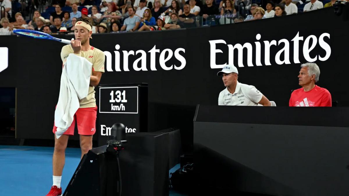 Casper Ruud se aproxima hacia la nueva situación donde se ubican sus entrenadores en el Abierto de Australia 2025. 