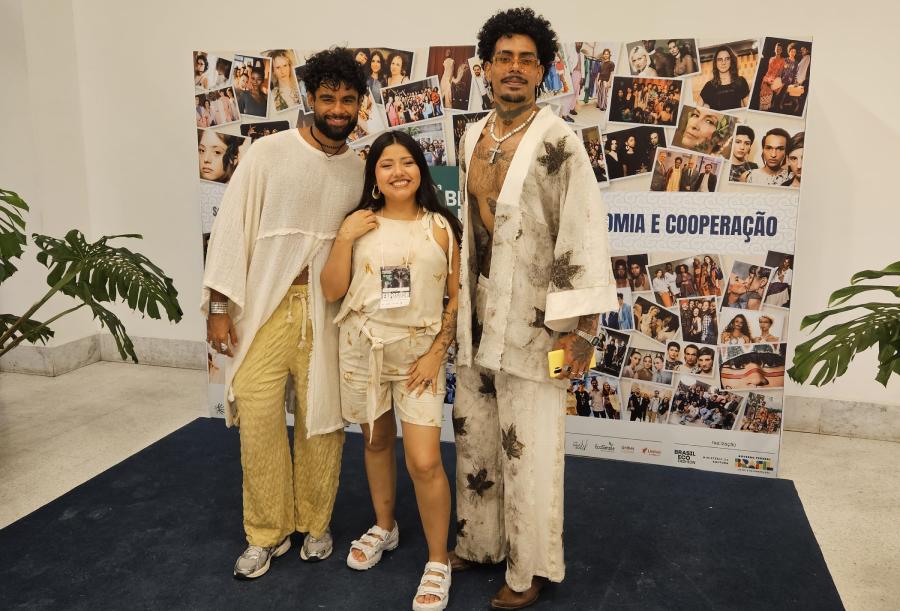 JUNTO A SUS MODELOS. Vittor Vieira y Felipe Borges modelaron las prendas en la Semana de la Moda Sostenible. / CORTESÍA ALKIMIA TEXTIL ANCESTRAL.