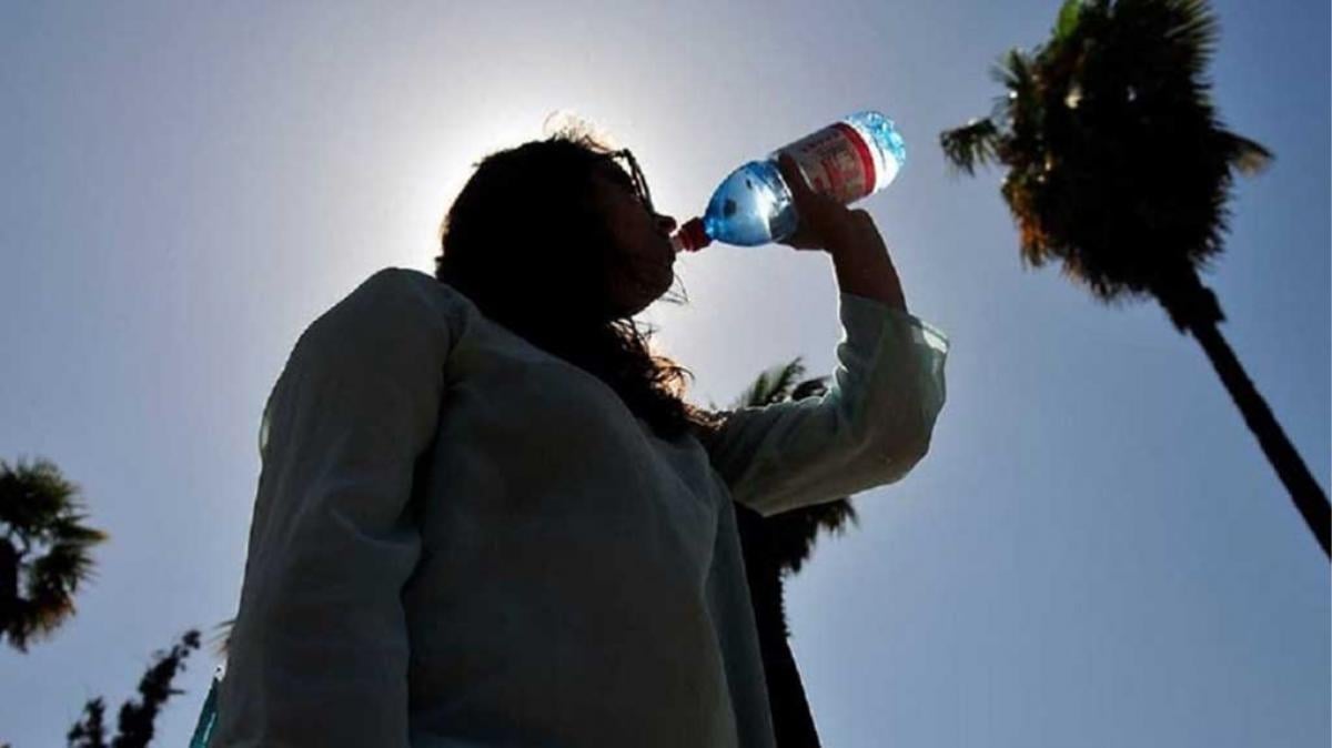 Mantenerse hidratado es crucial para evitar problemas de salud durante jornadas de calor extremo.