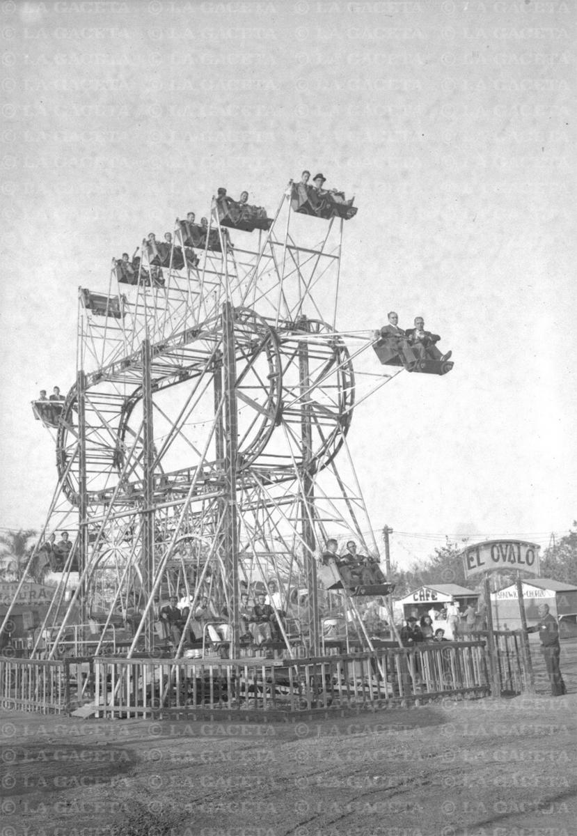 Recuerdos fotográficos: una vuelta al mundo con saco, corbata y sombrero, desde el parque 9 de Julio